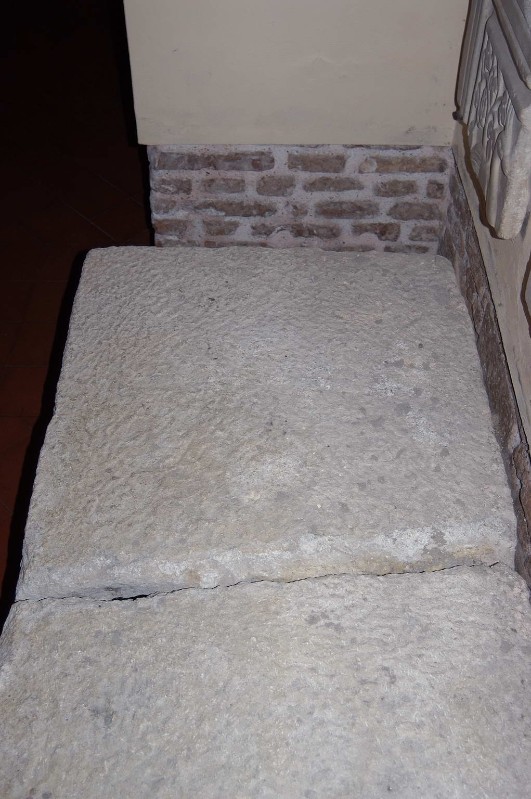Ambito italiano secc. VI-IX, Frammento di coperchio di sarcofago parte sinistra