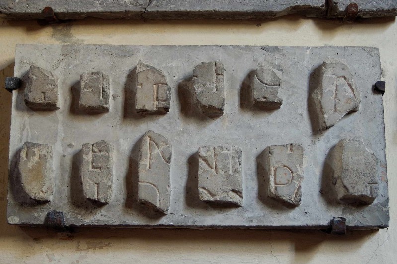 Ambito italiano secc. V-X, Lastra in cemento con dodici frammenti di lapide