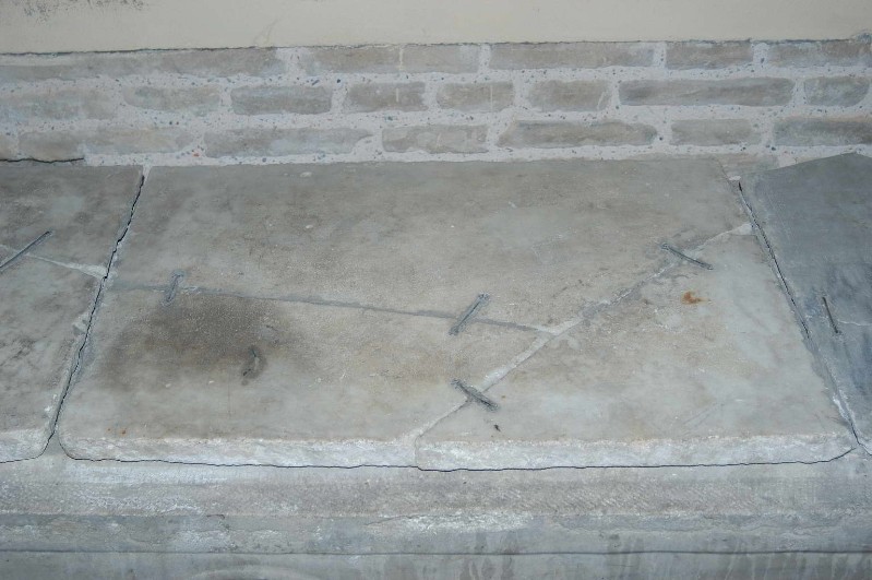 Ambito italiano sec. V, Frammento di coperchio di sarcofago 2/3
