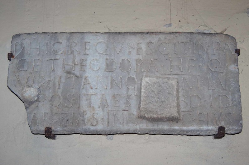 Ambito italiano secc. VI-VII, Frammento di lapide con iscrizione THEODORA