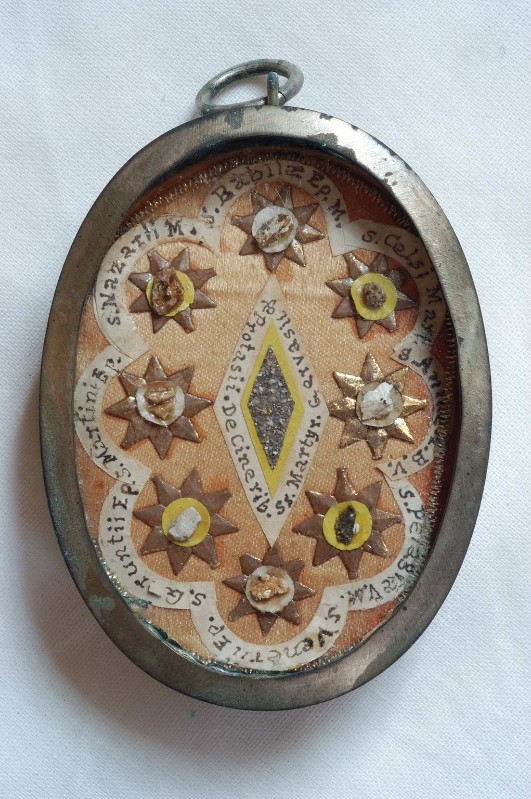 Ambito italiano sec. XIX, Reliquiario a medaglione con inciso il numero 15