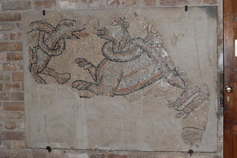 Ambito ravennate secc. VI-VII, Mosaico con animali fantastici in lotta