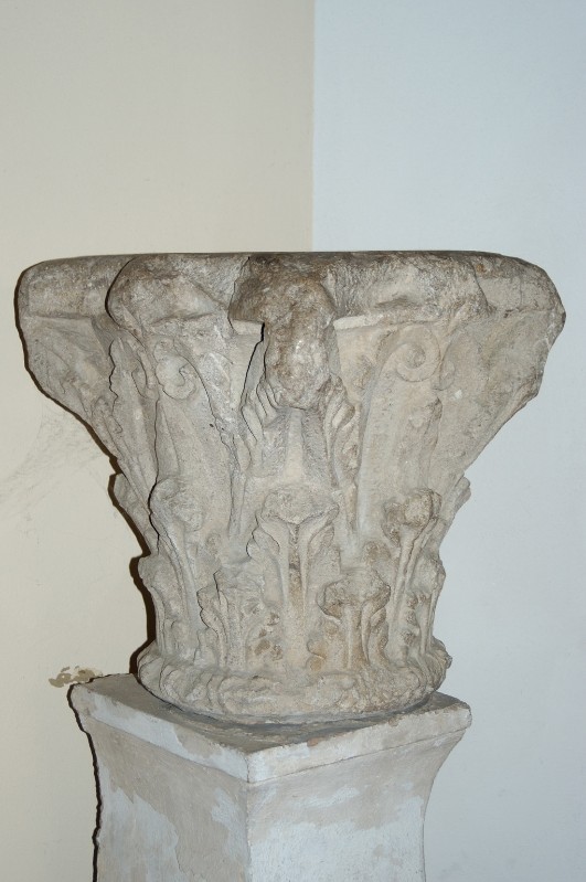 Ambito ravennate secc. I-II, Capitello in marmo bianco scolpito
