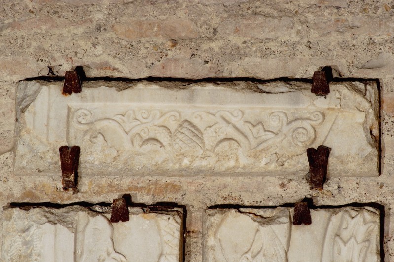 Ambito ravennate-bizantino sec. VI, Frammento di sarcofago con pavoni 1/4