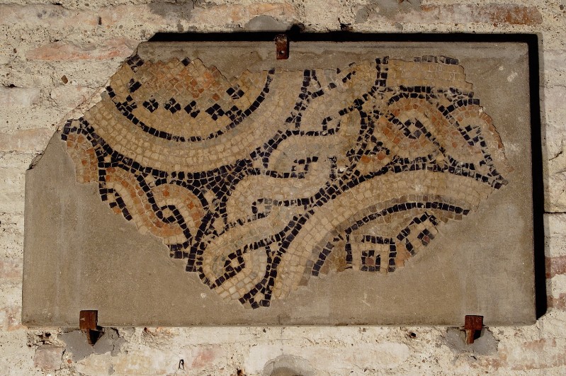 Ambito ravennate-bizantino sec. VI, Frammento di mosaico con disegno a girali