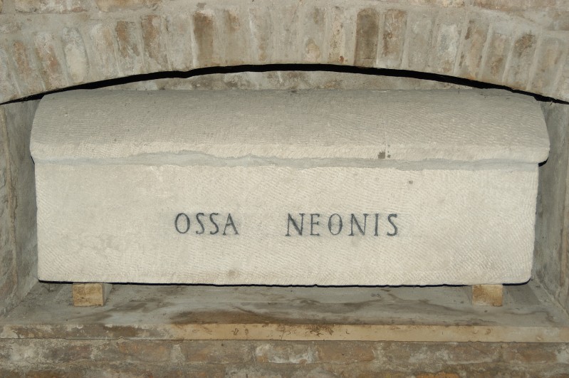 Ambito ravennate-bizantino sec. VII-VIII, Urna a sarcofago del vescovo Neone