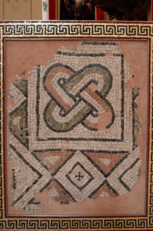 Ambito ravennate-bizantino sec. VI, Frammento di mosaico con disegno a nodo