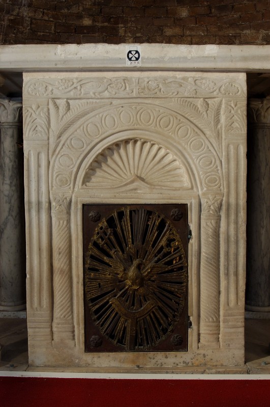 Ambito ravennate-bizantino sec. VI, Altare a cippo con finestrella