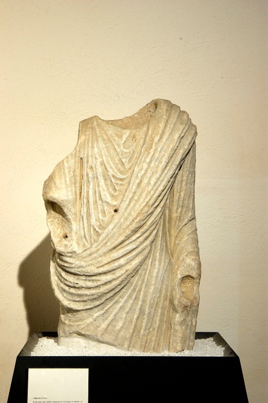 Bott. lucana sec. I, Statua acefala di romano in pietra scolpita