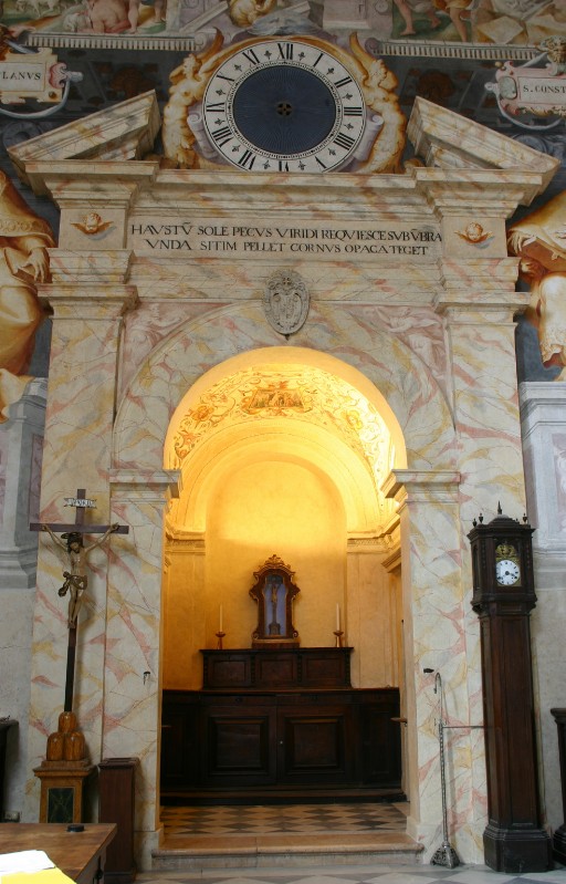 Pandolfi Giovanni Antonio (1572-1578), Portale dipinto a finto marmo