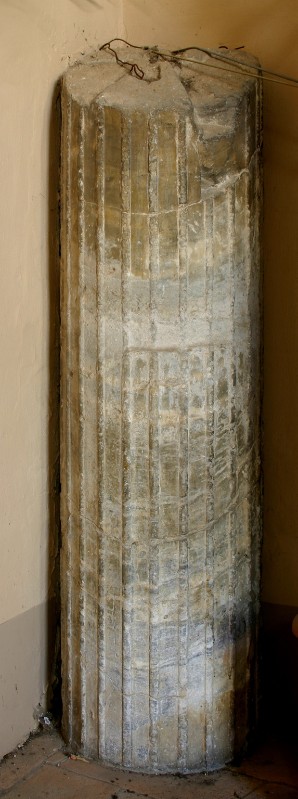 Maestranze umbre secolo I, Rocchio di colonna scanalata