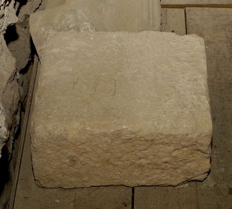 Bottega umbra sec. III a.C., Pietra di fondazione in travertino