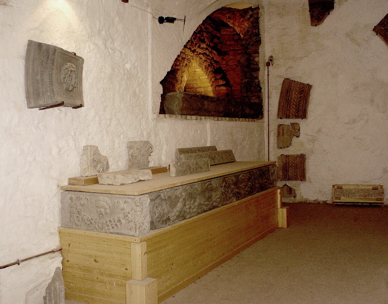 Bottega umbra sec. II a.C., Fregio con mascheroni e ghirlande