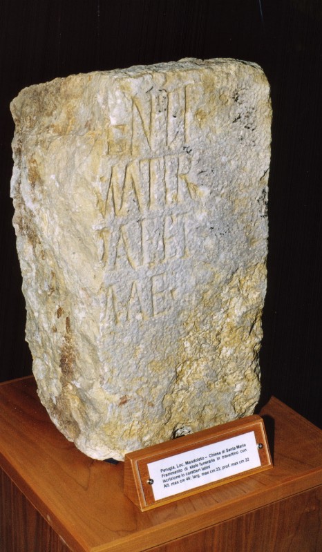 Maestranze umbre sec. IX, Frammento di stele funeraria