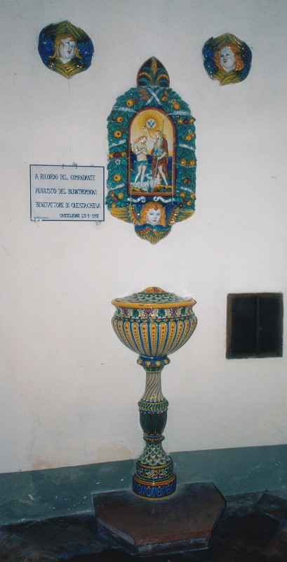 Bottega derutese sec. XIX, Fonte battesimale con sculture bassorilievi