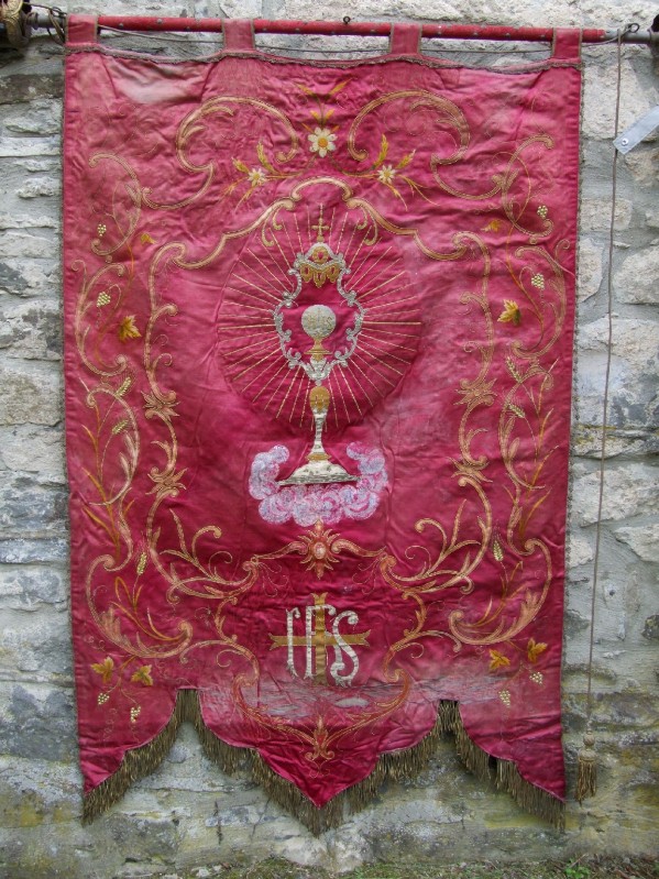 Manif. italiana fine sec. XIX, Stendardo in raso rosso con calice eucaristico