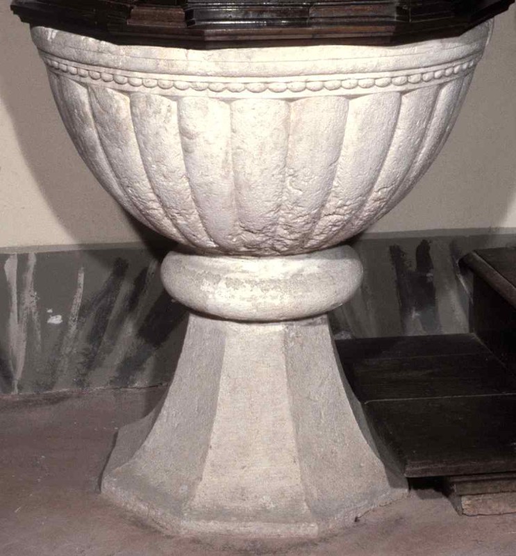 Ambito bergamasco sec. XVI-XVII, Fonte battesimale con baccellature