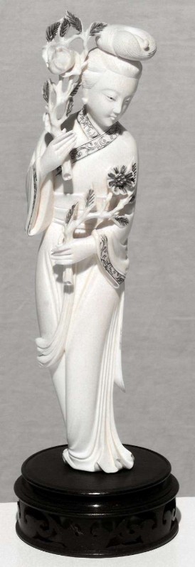 Ambito orientale sec. (?), Figura femminile in avorio