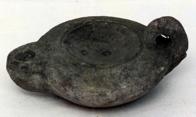Ambito romano sec. VIII a.C.-IV d.C., Lampada a olio in terracotta