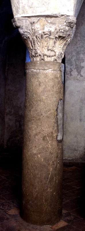 Ambito lombardo sec.IX-X, Colonna con capitello in pietra intagliata