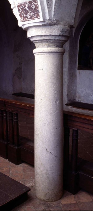 Ambito lombardo sec.IX-X, Colonna con capitello