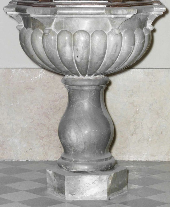 Ambito bergamasco sec. XVII, Fonte battesimale in marmo grigio