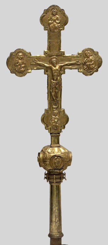 Ambito lombardo sec. XV, Croce astile in lamina di rame sbalzata e dorata