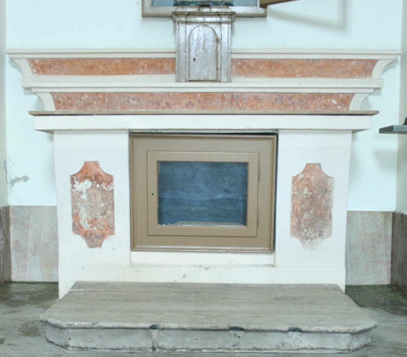 Ambito lombardo sec. XIX, Altare maggiore in cemento dipinto