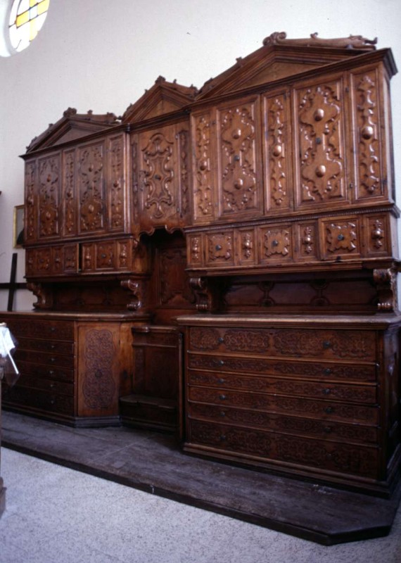 Moreschi sec. XVIII, Mobile da sacrestia in legno intagliato