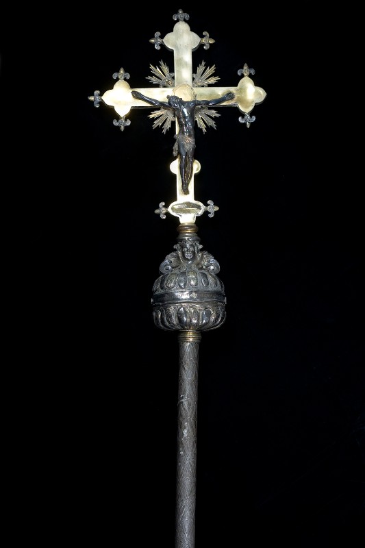 Bott. napoletana fine-inizio sec. XVI, Croce astile in argento sbalzato