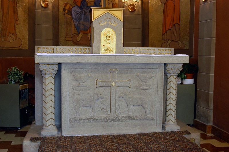 Selva (1934), Altare maggiore in pietra scolpita con croce