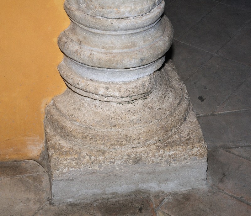 Marmoraio romano sec. I, Base di colonna scolpita