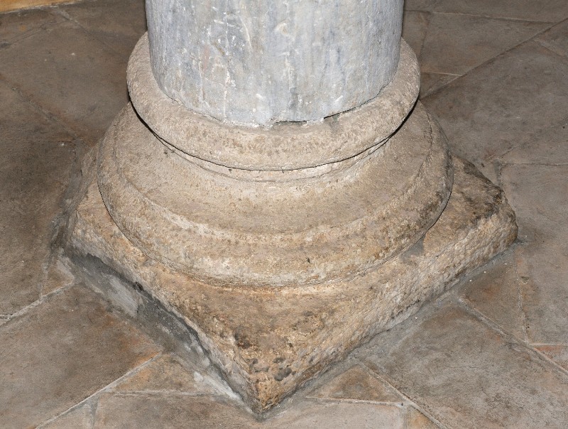 Marmoraio romano sec. I, Base di colonna scolpita di tipo attico