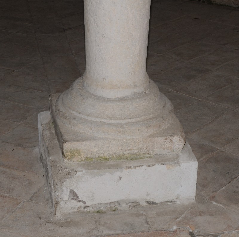 Marmoraio romano sec. I, Base marmorea scolpita