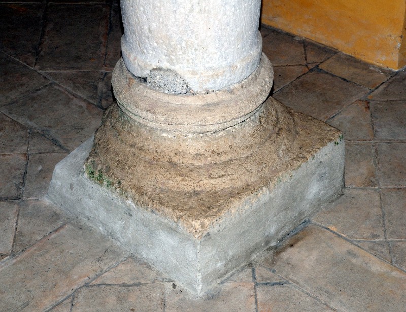 Marmoraio romano sec. I, Base scolpita di tipo attico