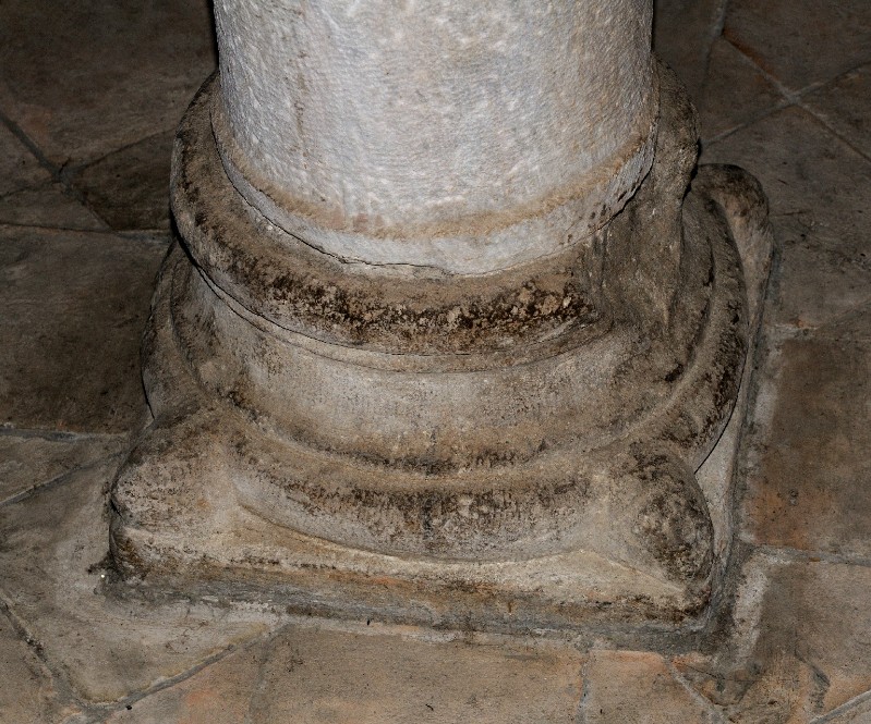 Marmoraio romano sec. I, Base di colonna con elementi rigonfi