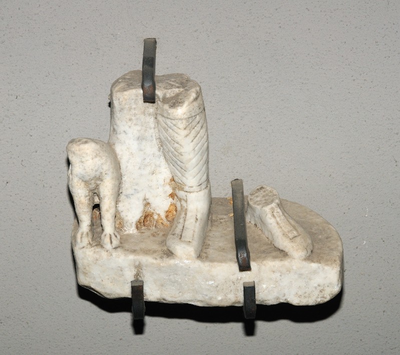 Marmoraio romano sec. V, Frammento scultoreo con gambe
