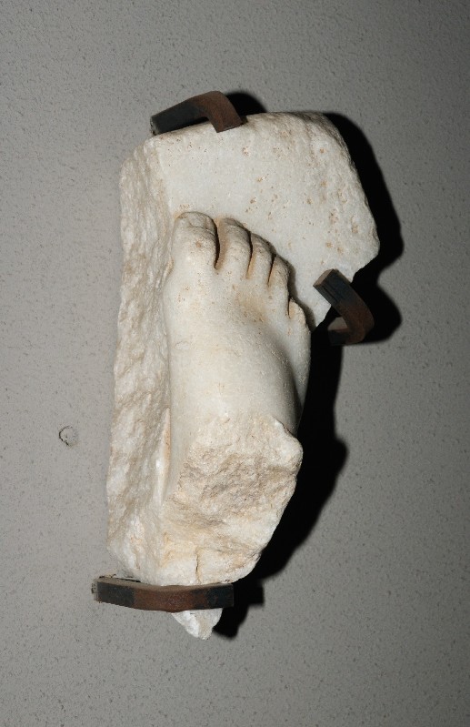 Marmoraio romano sec. III, Frammento con piede