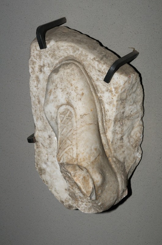 Marmoraio romano sec. III, Frammento con scarpa