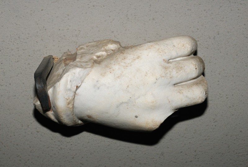 Marmoraio romano sec. XI, Frammento scultoreo con mano chiusa