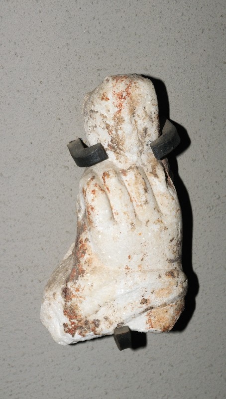 Marmoraio romano sec. XI, Frammento scultoreo con mano aperta