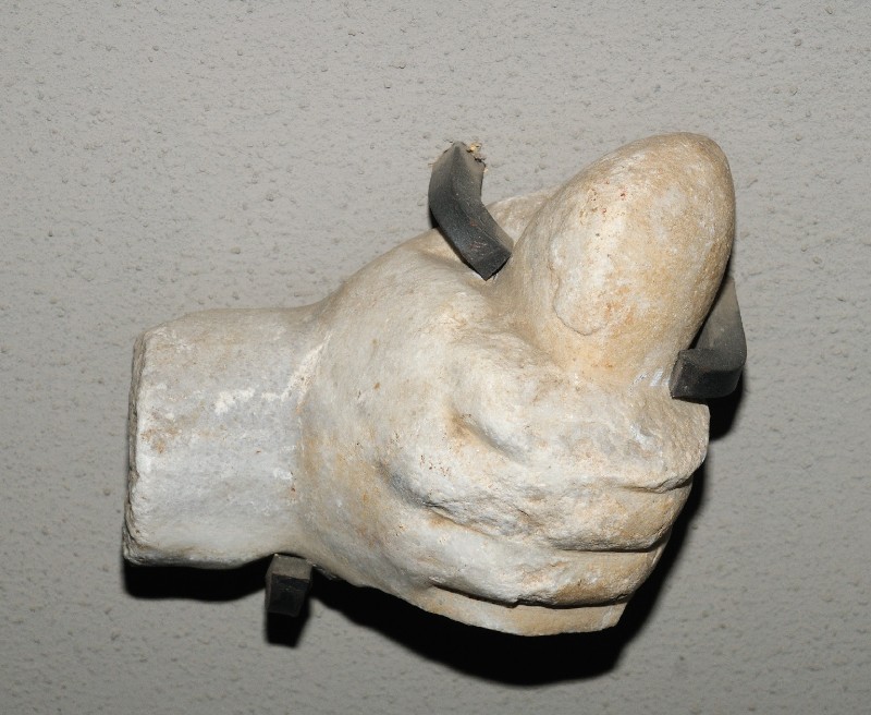 Marmoraio romano sec. XI, Frammento scultoreo piccolo con mano