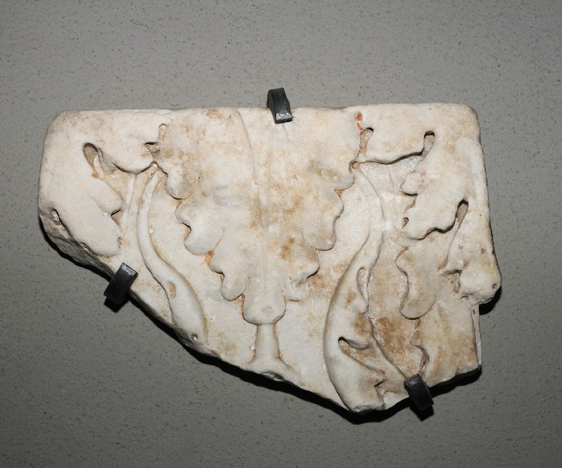 Marmoraio romano sec. V, Frammento scultoreo con foglie d'acanto