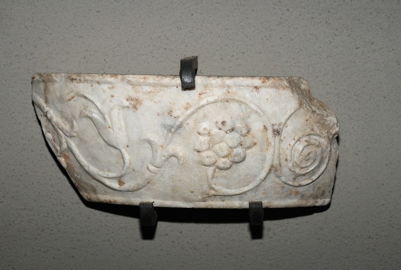 Marmoraio romano sec. V, Frammento scultoreo con fiori stilizzati