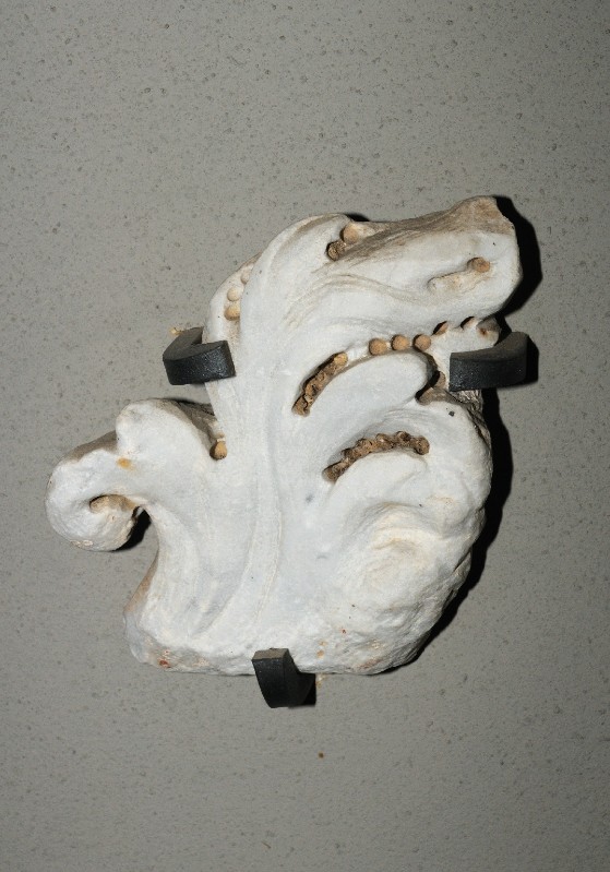Marmoraio romano sec. V, Frammento scultoreo con foglia d'acanto