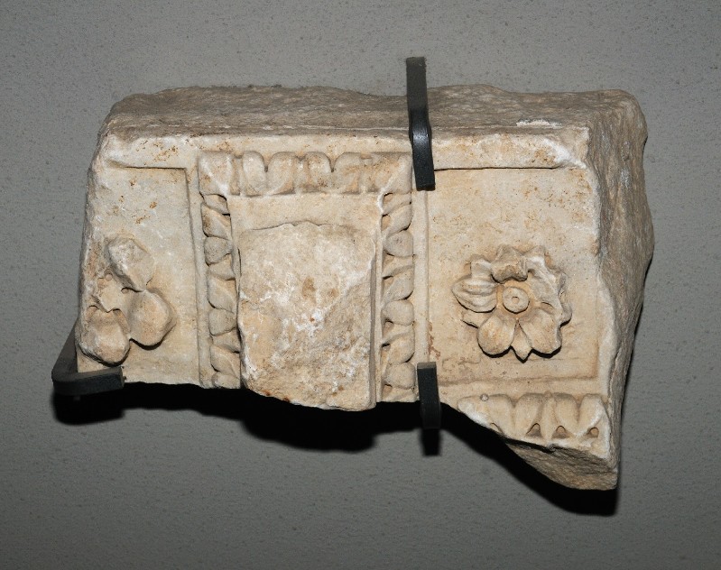 Marmoraio romano sec. III, Frammento di architrave