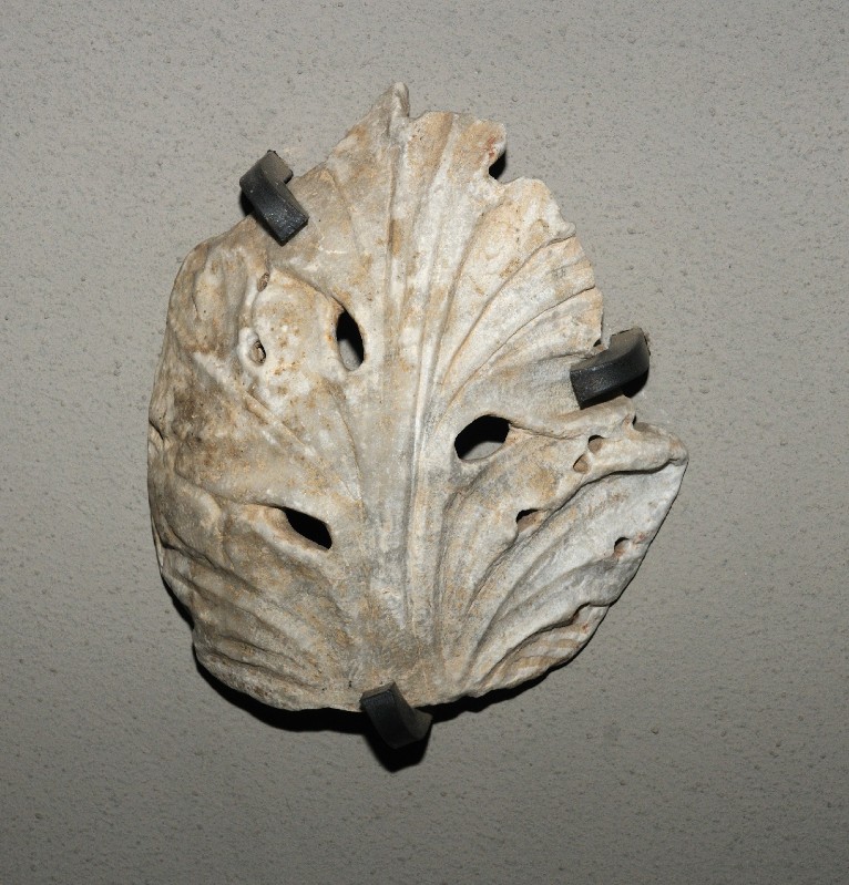 Marmoraio romano sec. III, Frammento con foglia d'acanto