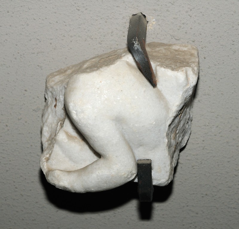 Marmoraio romano sec. XI, Frammento scultoreo piccolo con braccio