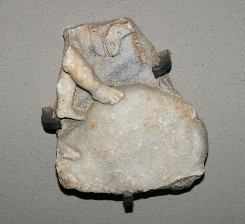 Marmoraio romano sec. XI, Frammento scultoreo piccolo con gambe