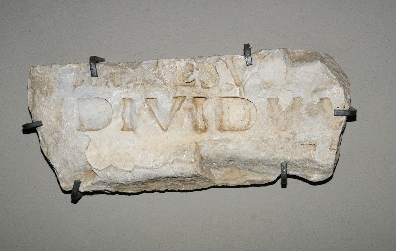 Marmoraio romano sec. III, Frammento di lapide